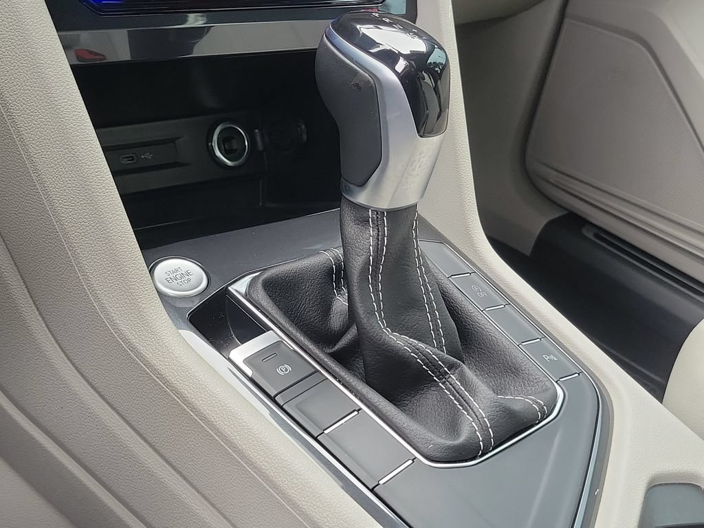 Certified 2023 Volkswagen Tiguan SE R-Line FWD image 33