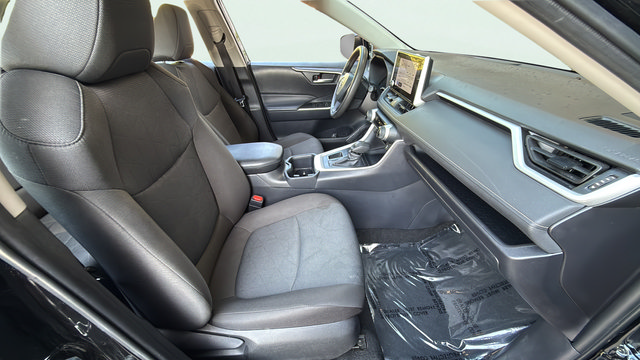 Used 2025 Toyota RAV4 XLE FWD image 25