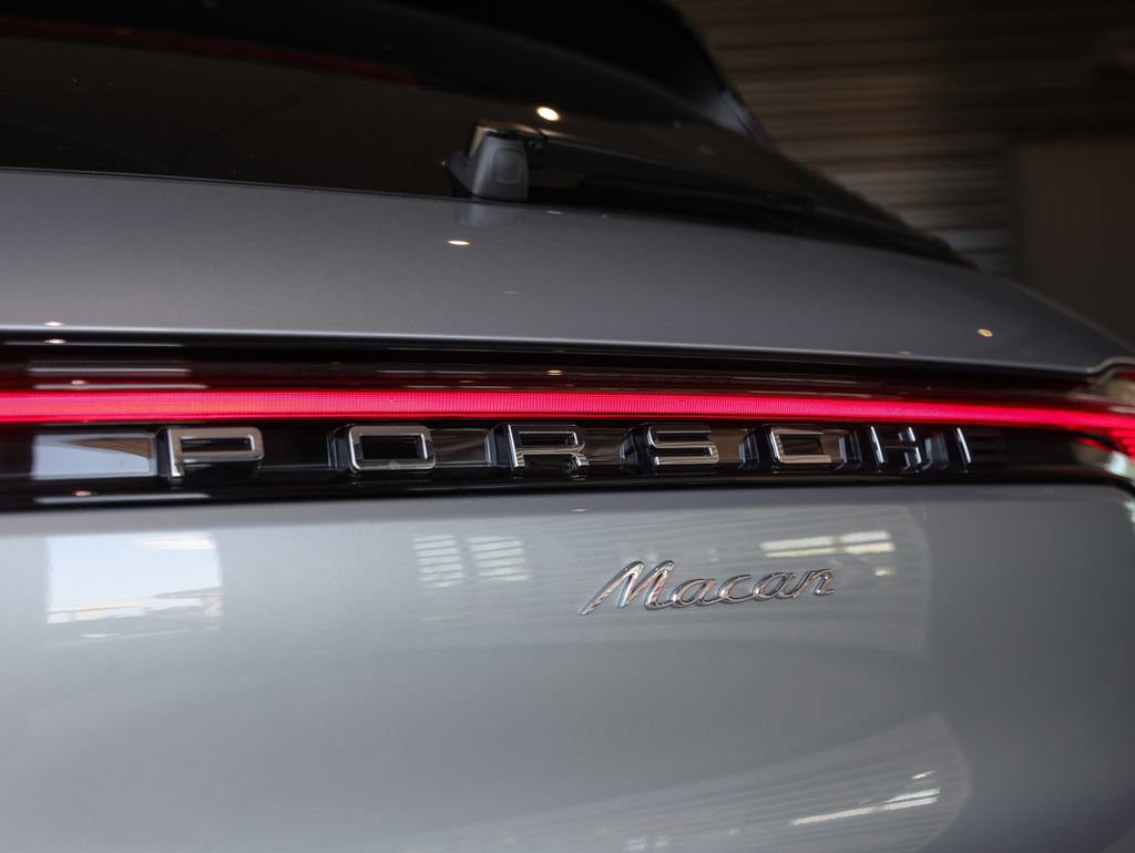 Certified 2025 Porsche Macan image 14