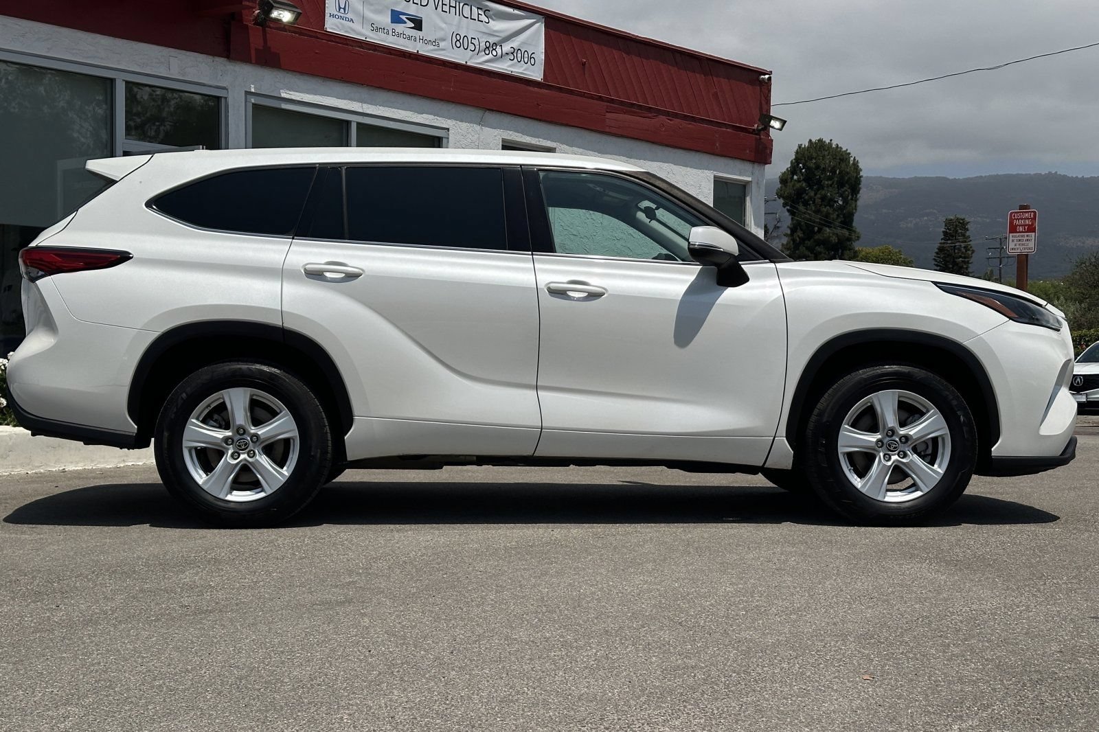 Used 2021 Toyota Highlander L FWD image 3