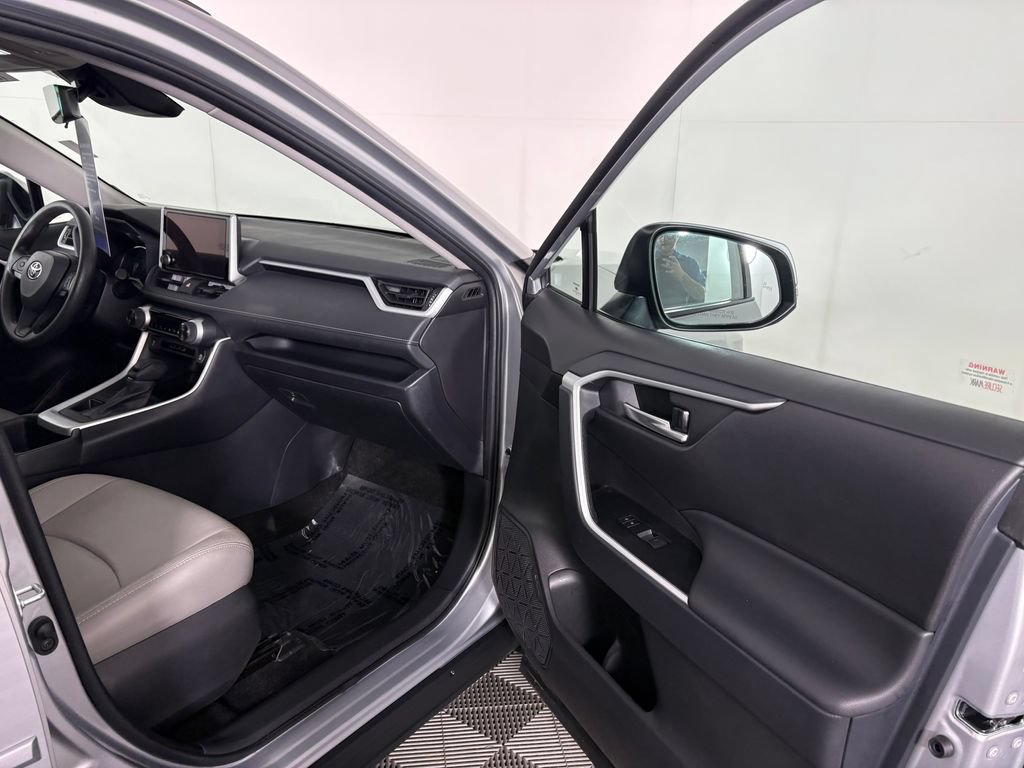 Used 2025 Toyota RAV4 XLE AWD/4WD image 33