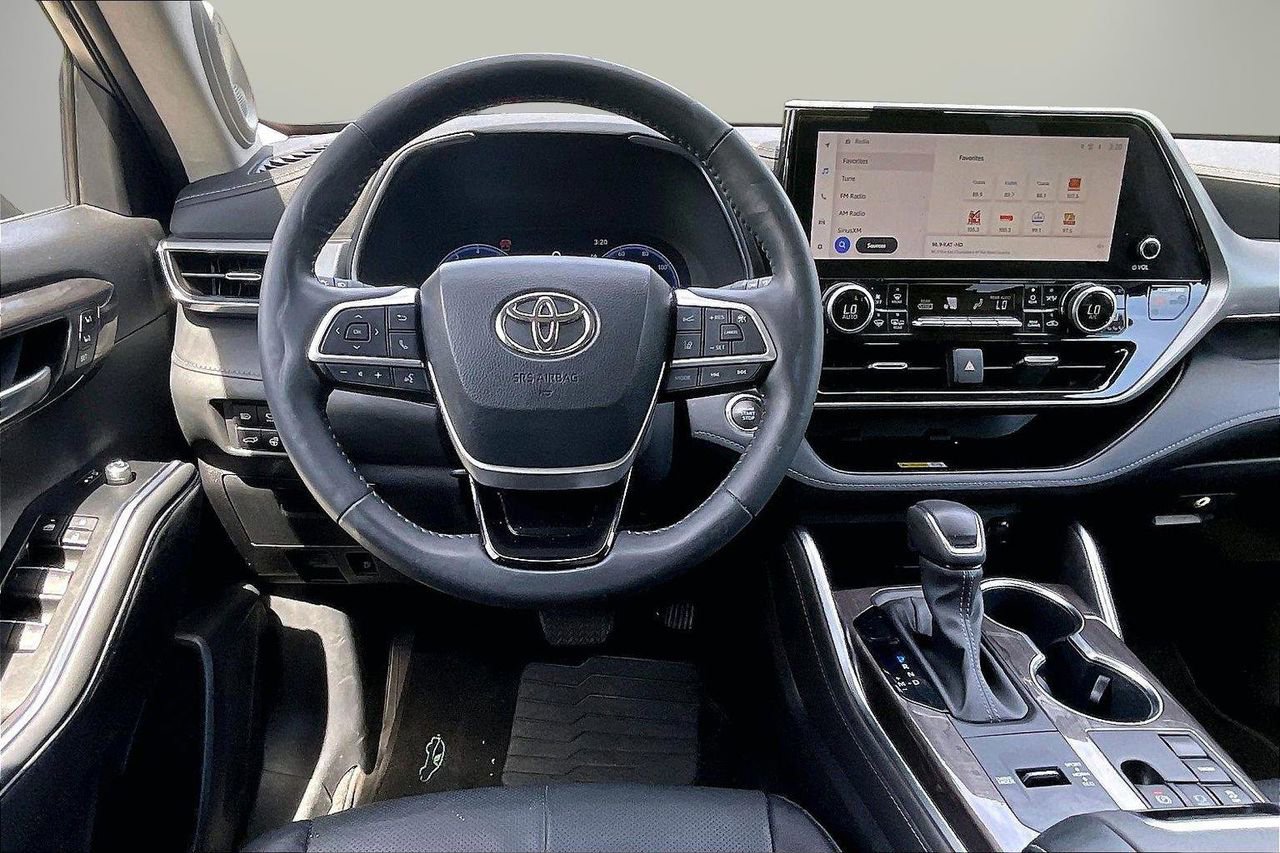 Used 2023 Toyota Highlander Platinum FWD image 12