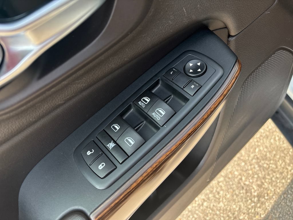 Used 2016 Jeep Cherokee Trailhawk w/ Leather Interior Group AWD/4WD image 19