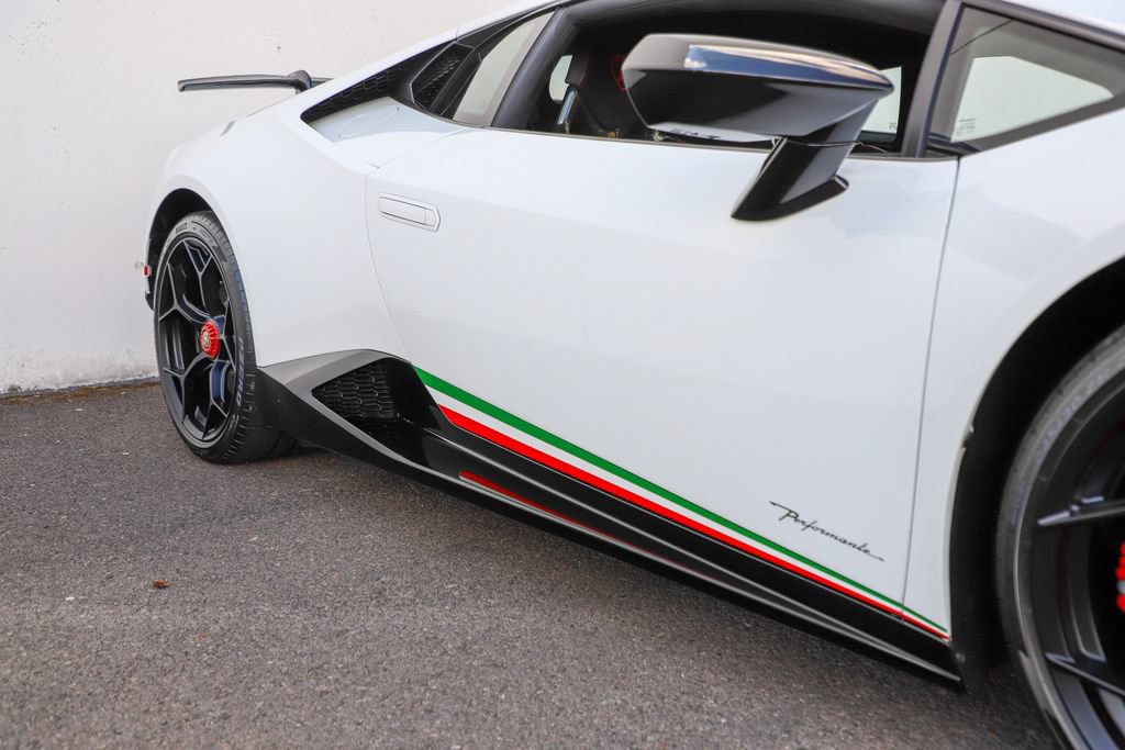 Used 2018 Lamborghini Huracan Performante AWD/4WD image 32