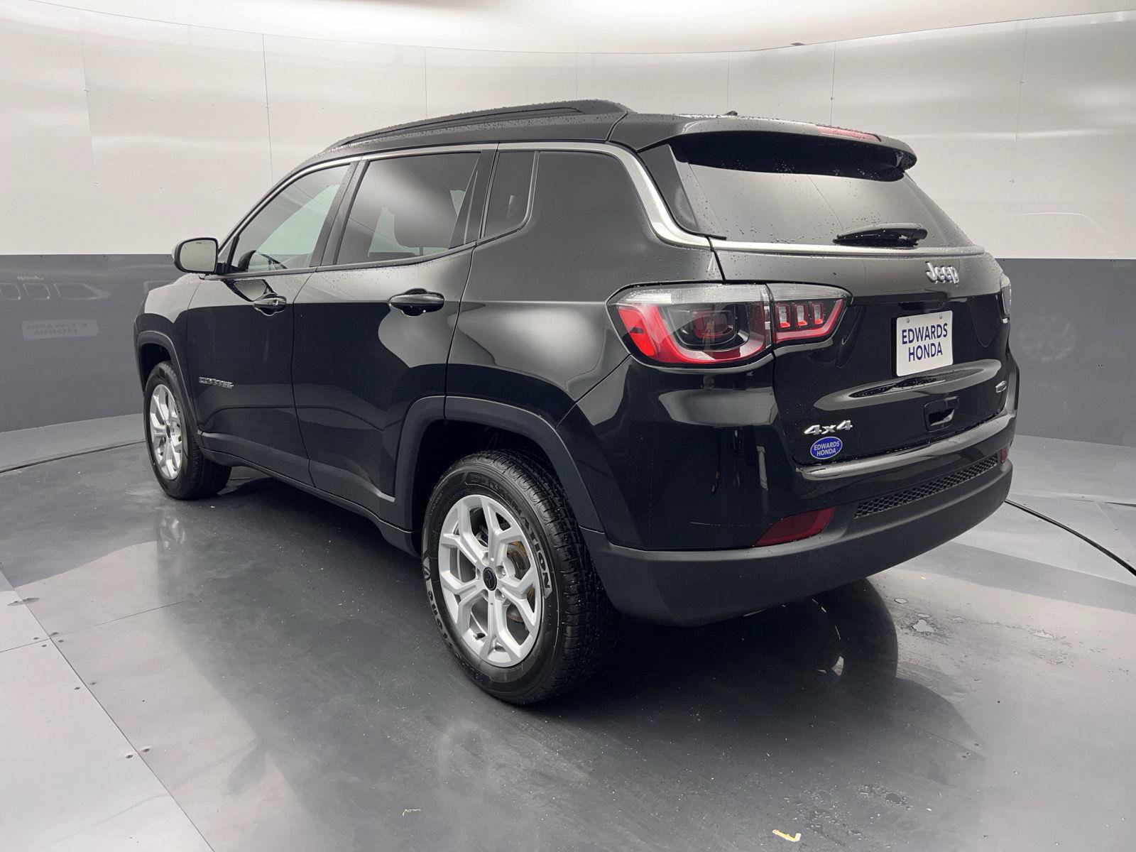 Used 2025 Jeep Compass Latitude AWD/4WD image 31