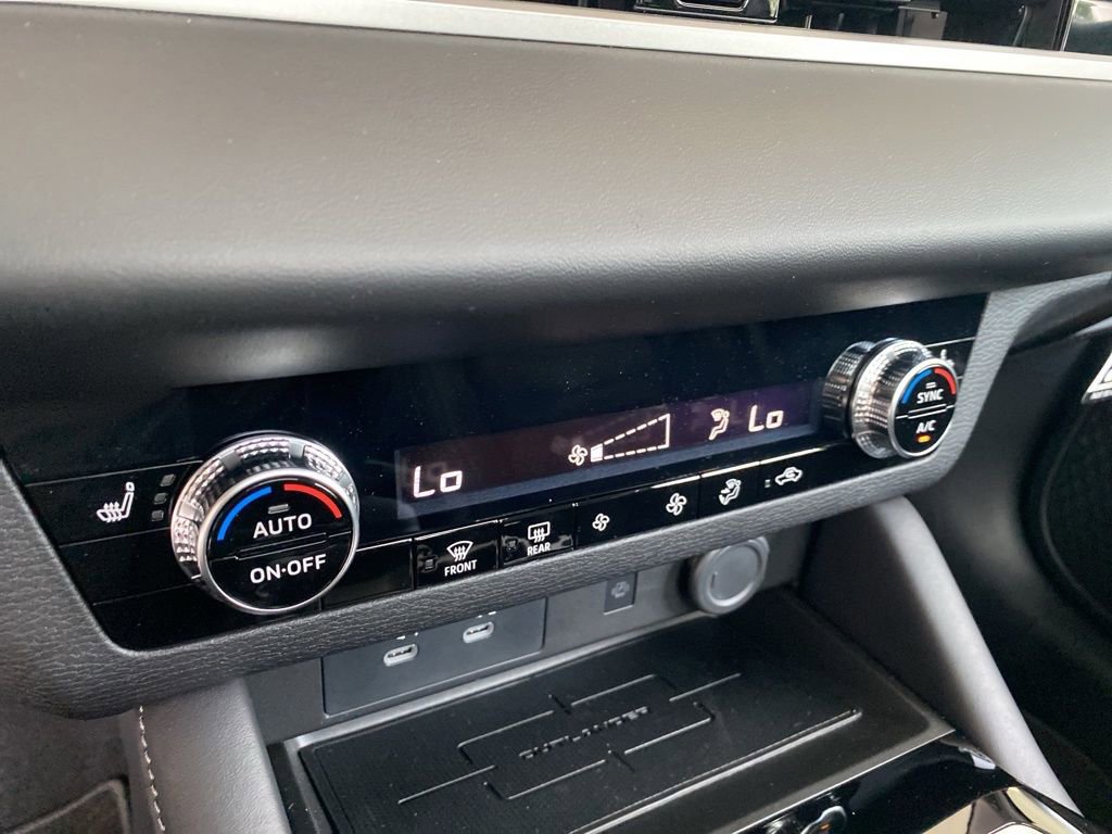New 2025 Mitsubishi Outlander SE image 43