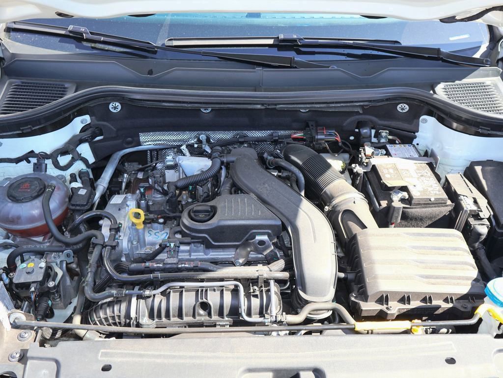 Certified 2025 Volkswagen Taos SE FWD image 30