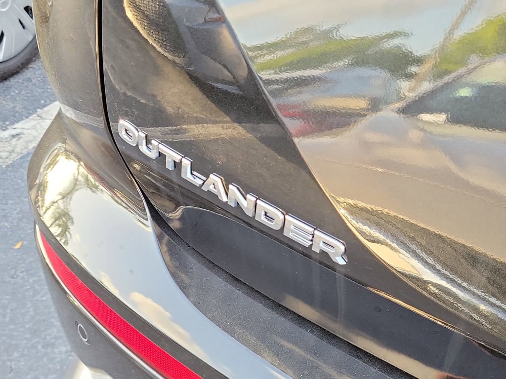 New 2025 Mitsubishi Outlander SE image 6