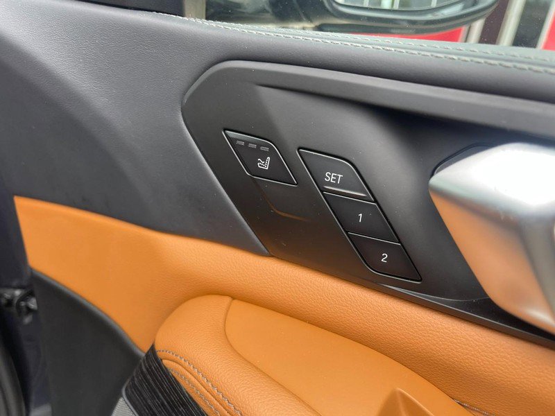 Used 2022 BMW X7 M50i w/ Luxury Seating Package image 15