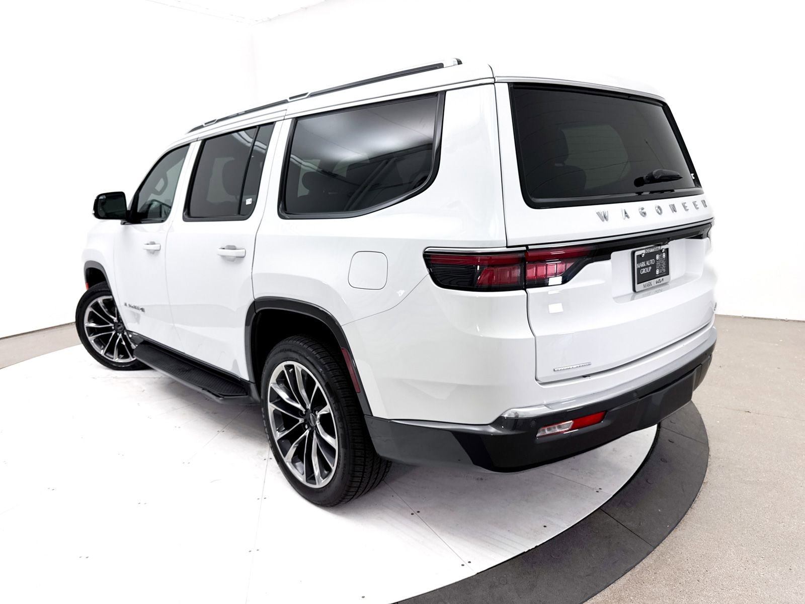 Used 2022 Jeep Wagoneer Series II w/ Premium Group I RWD image 2