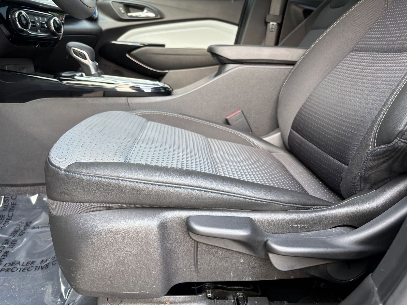 Used 2025 Chevrolet Trax LT FWD image 22