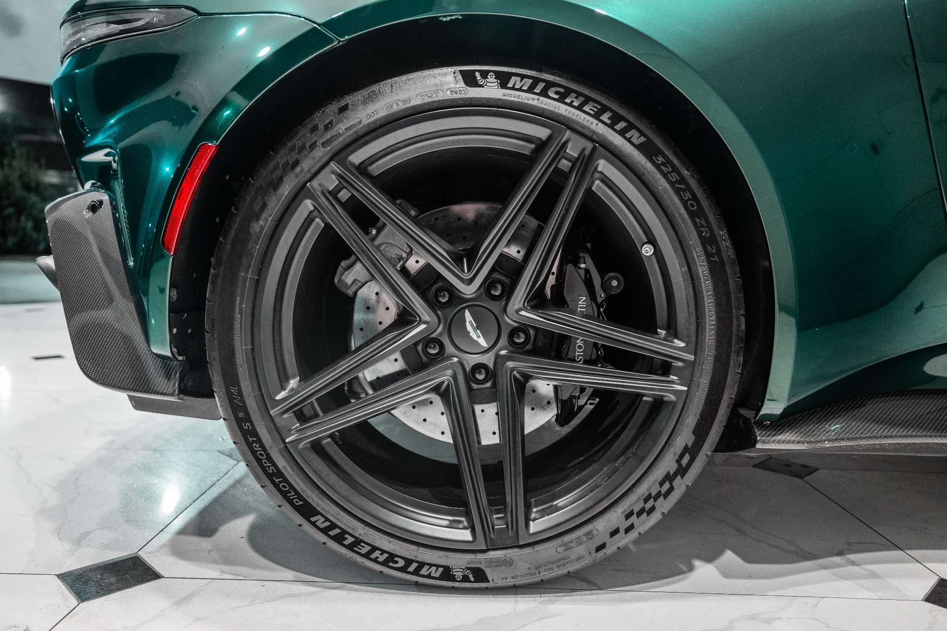 Used 2025 Aston Martin V8 Vantage Coupe RWD image 43