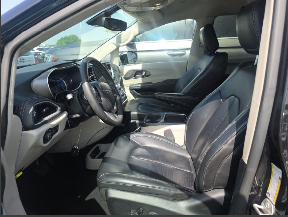 Used 2023 Chrysler Pacifica Touring-L FWD image 5