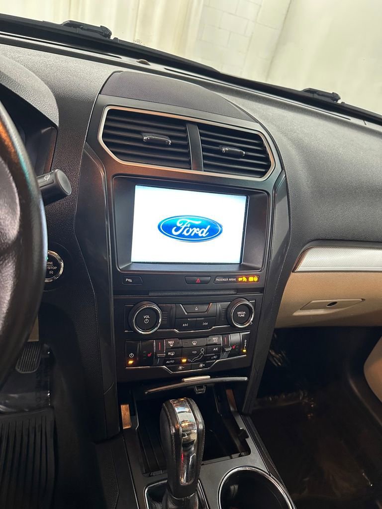 Used 2016 Ford Explorer XLT w/ Equipment Group 202A image 19