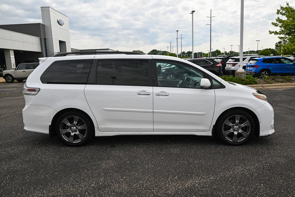 Used 2017 Toyota Sienna SE FWD image 3