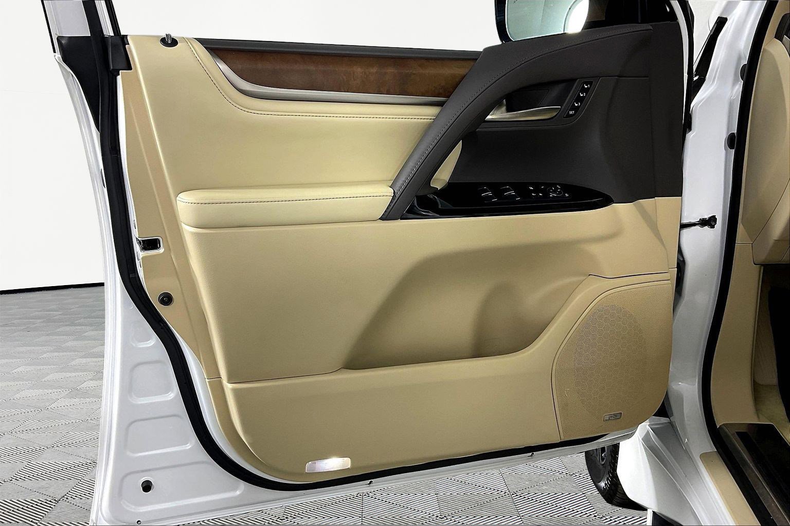 Used 2021 Lexus LX 570 4WD w/ Luxury Package image 20