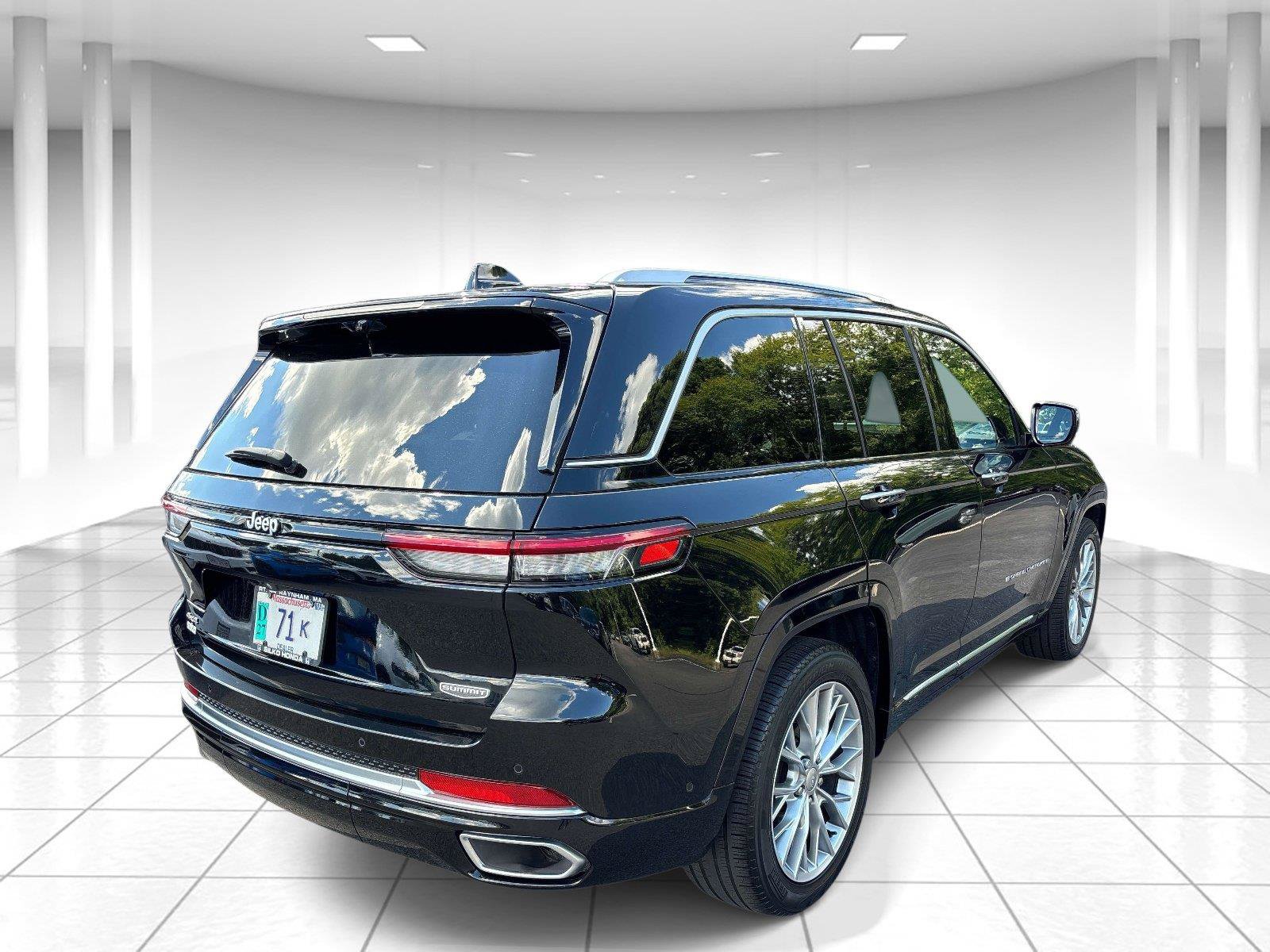 Used 2023 Jeep Grand Cherokee Summit w/ Adv Protech Group IV AWD/4WD image 4