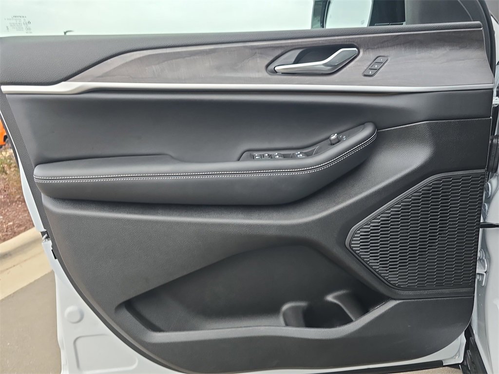 New 2025 Jeep Grand Cherokee L Limited w/ MOPAR Finishing Package image 29