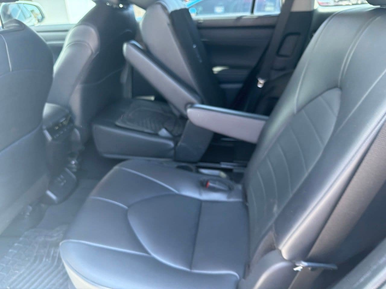 Used 2024 Toyota Highlander XLE FWD image 11