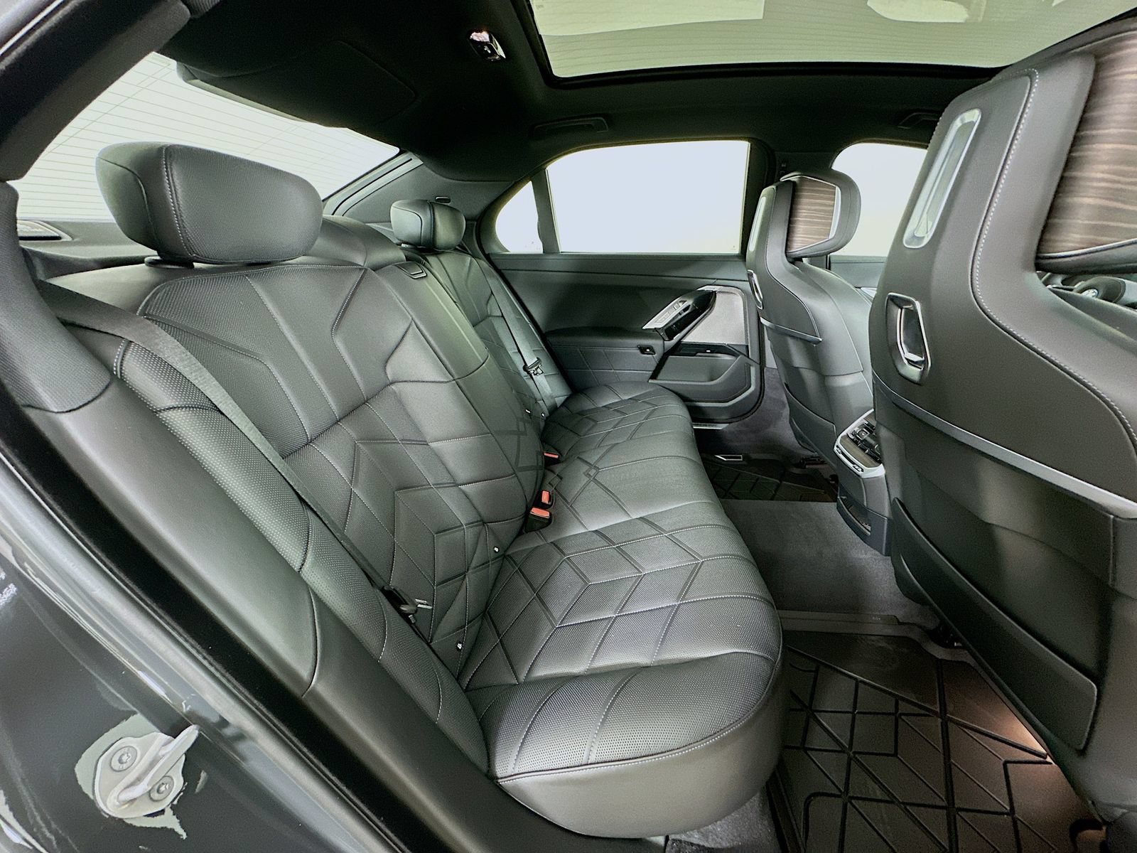 New 2026 BMW 750e xDrive w/ Executive Package AWD/4WD image 40