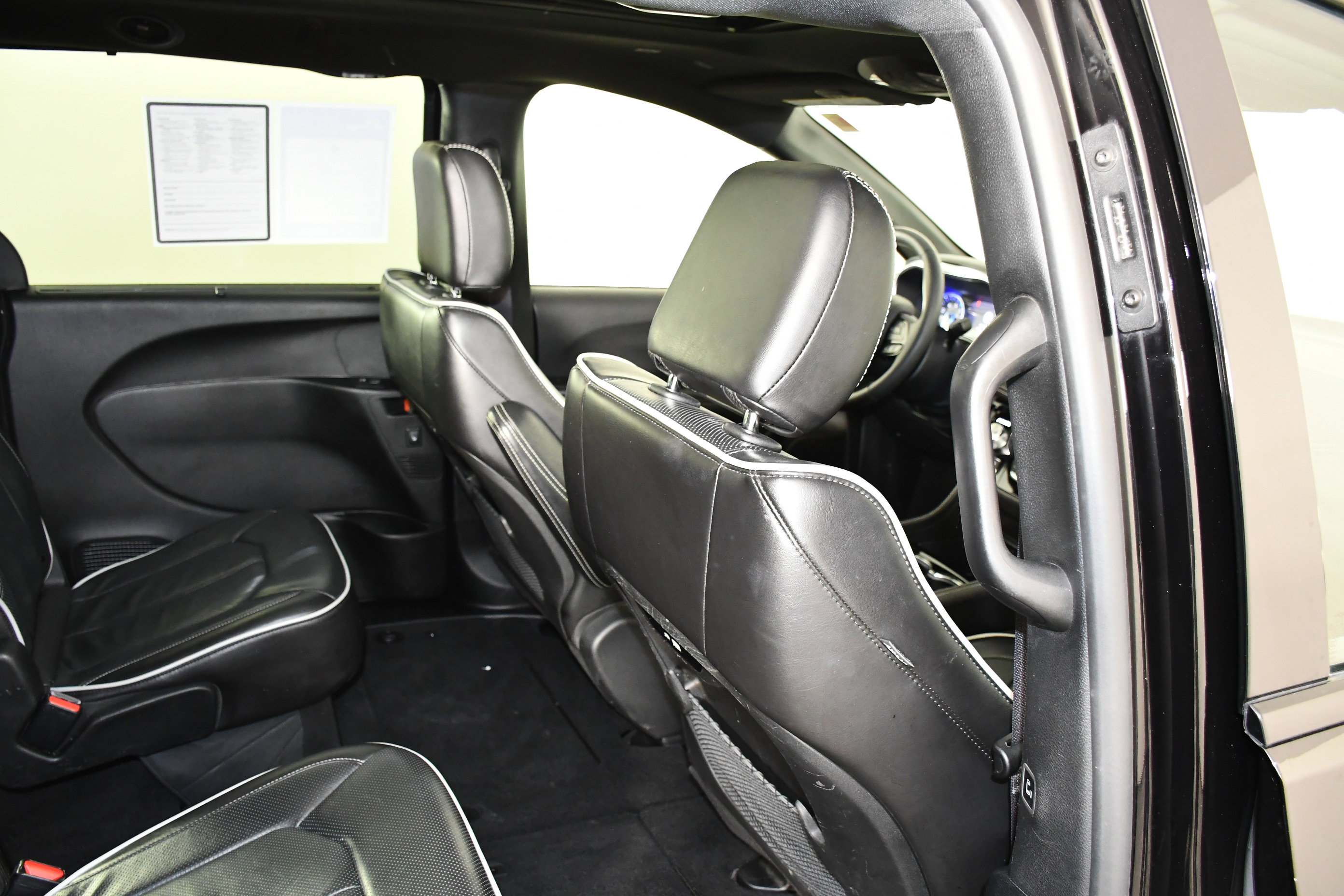 Used 2025 Chrysler Pacifica Limited image 43