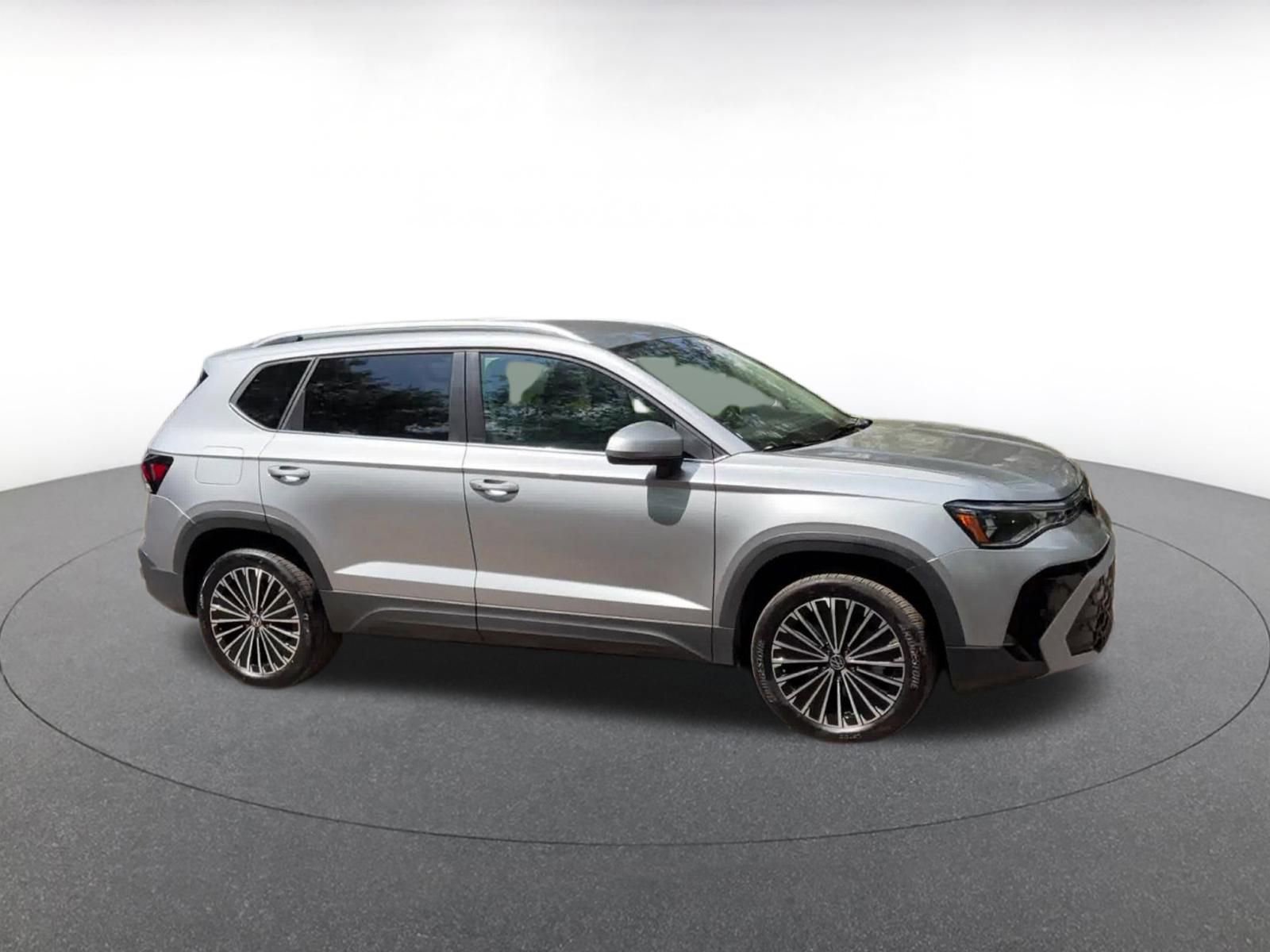 Used 2025 Volkswagen Taos SE image 2