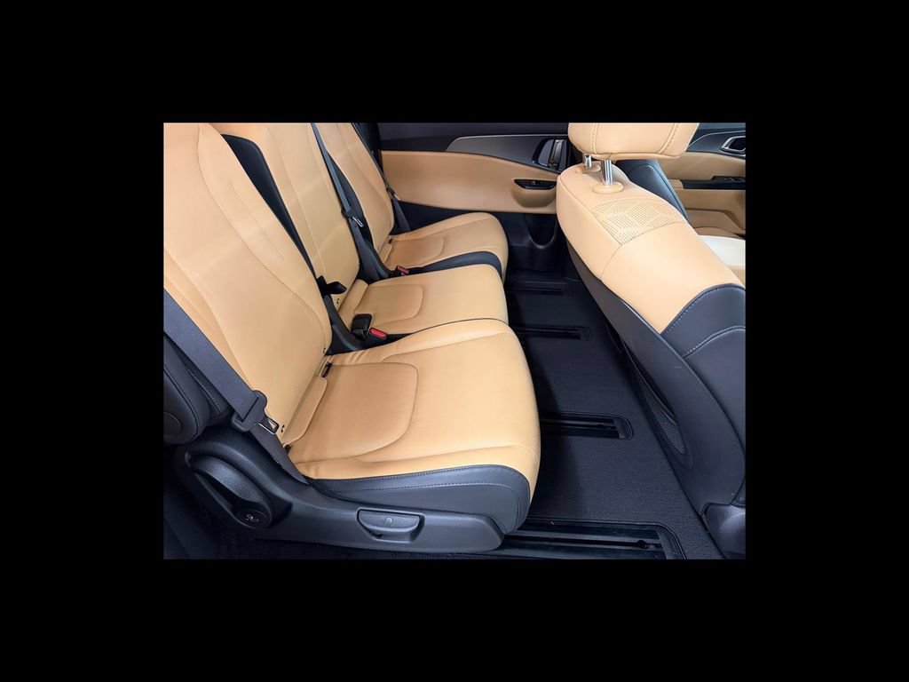 Used 2024 Kia Carnival LX FWD image 19