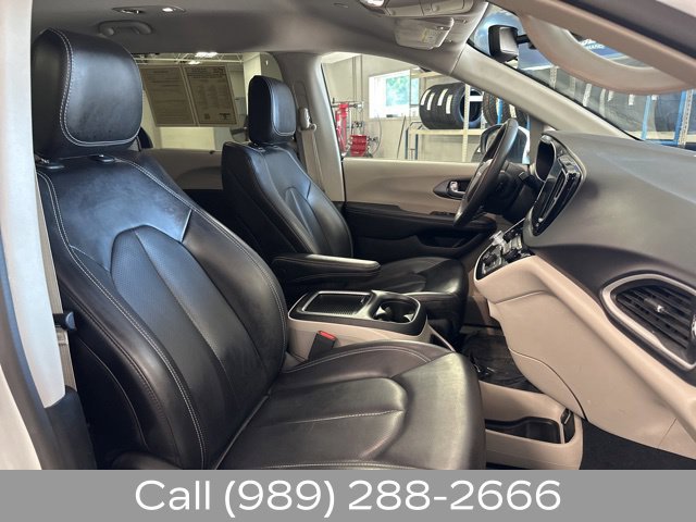 Used 2023 Chrysler Pacifica Touring-L FWD image 21
