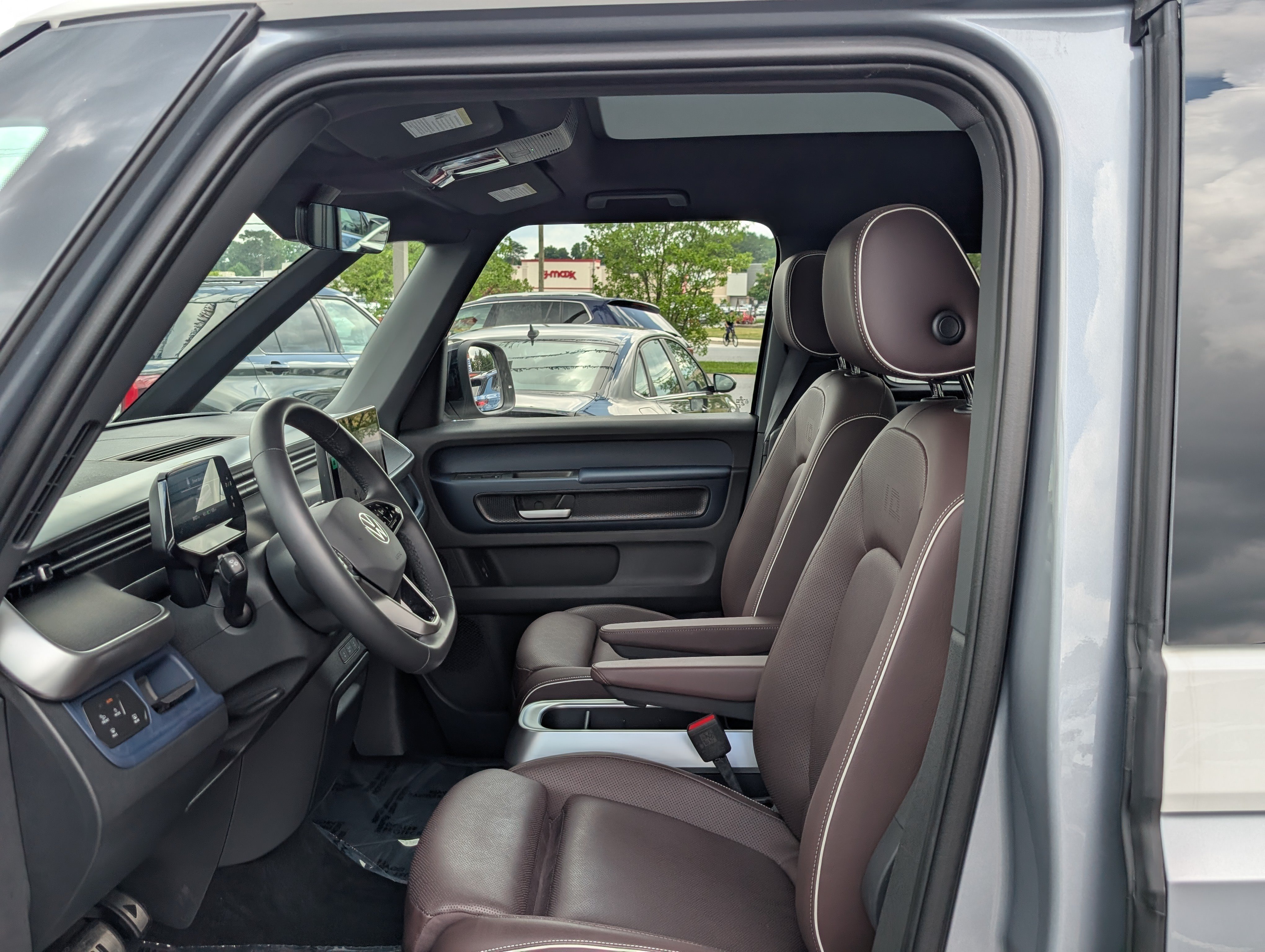 Used 2025 Volkswagen ID. Buzz Pro S Plus w/ Cupholders Package RWD image 17