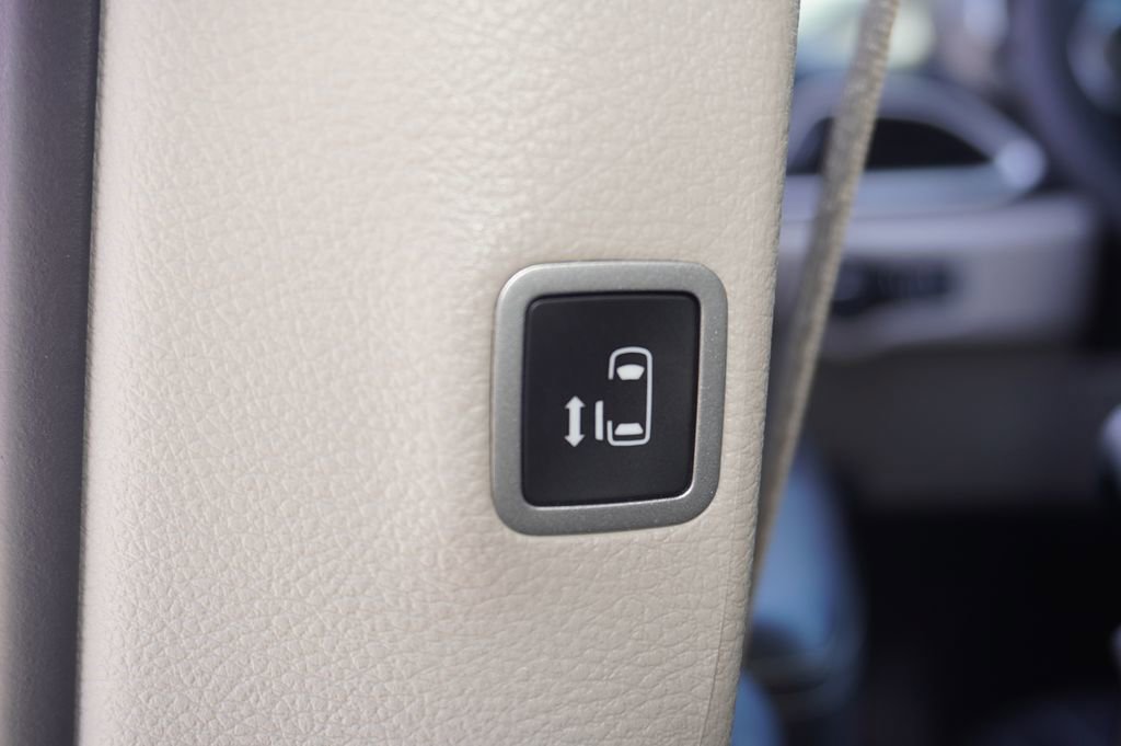 Used 2024 Chrysler Pacifica Touring-L FWD image 14