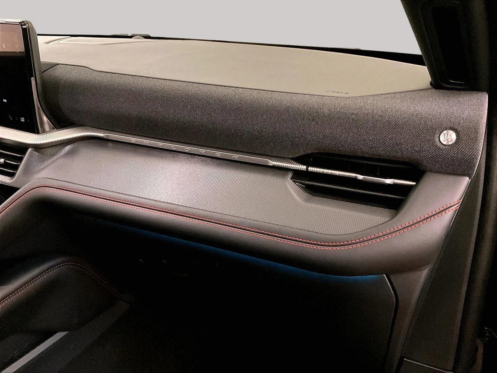 Used 2025 Ford Explorer ST AWD/4WD image 15