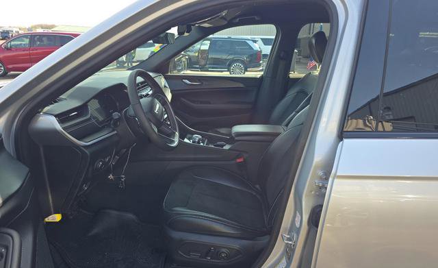 Used 2025 Jeep Grand Cherokee Altitude image 7