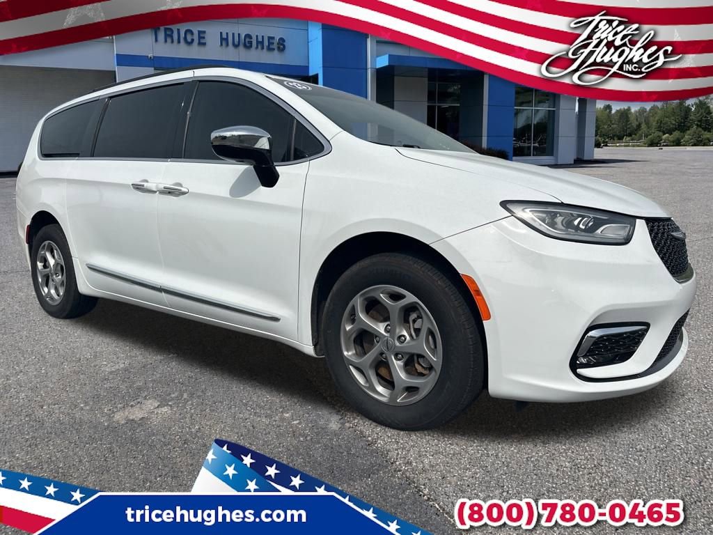 Used 2023 Chrysler Pacifica Limited w/ Uconnect Theater Family Group