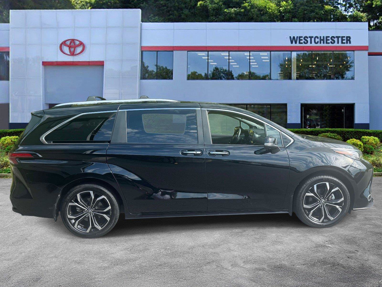 Certified 2025 Toyota Sienna Platinum FWD image 8