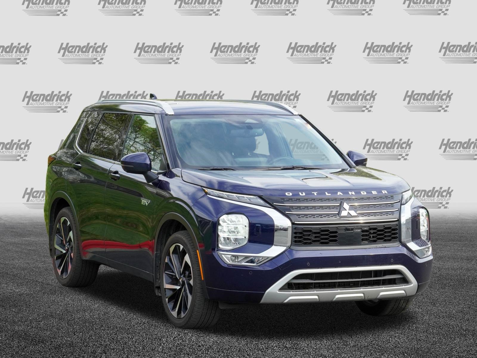 Used 2024 Mitsubishi Outlander 4WD Plug-In Hybrid image 2