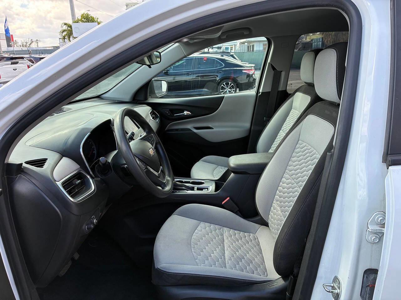 Used 2021 Chevrolet Equinox LS w/ LS Convenience Package image 2