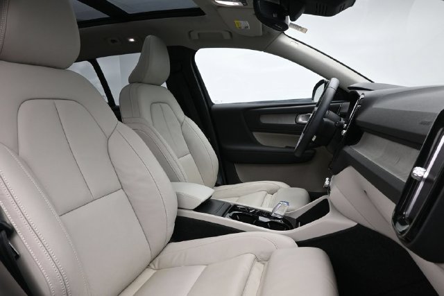 Used 2024 Volvo XC40 B5 Plus AWD/4WD image 32