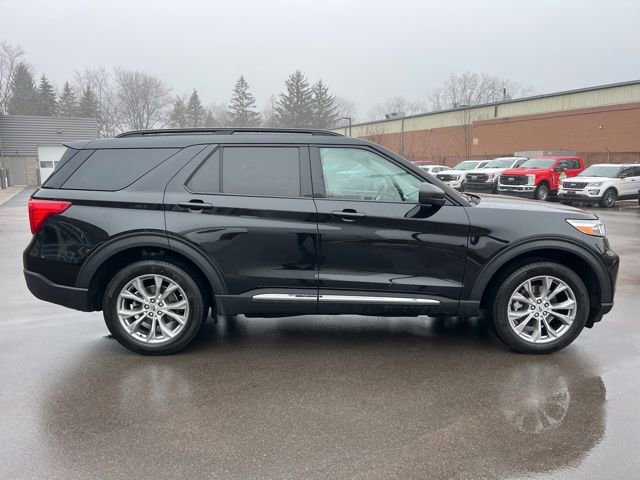 Used 2022 Ford Explorer XLT w/ Equipment Group 202A image 4