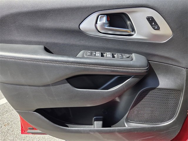 Used 2025 Chrysler Pacifica Limited image 29