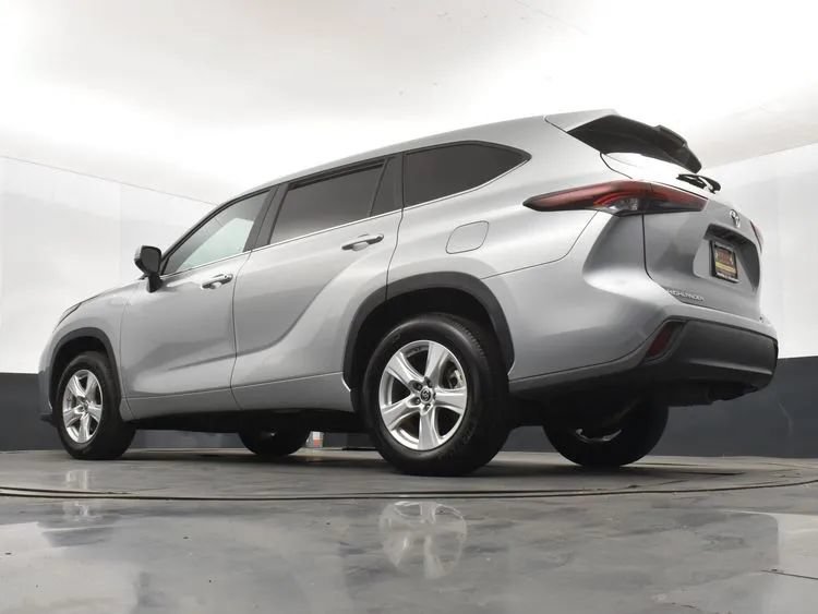 Used 2025 Toyota Highlander LE FWD image 12