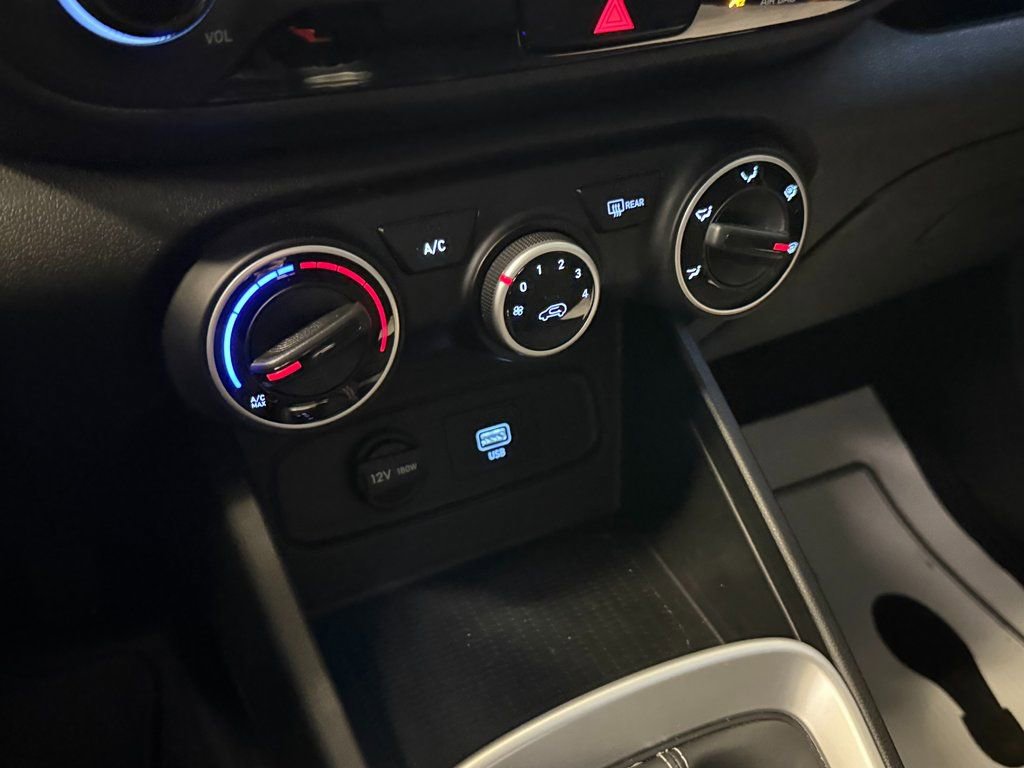Used 2021 Hyundai Venue SE FWD image 15
