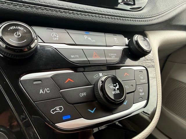 Used 2020 Chrysler Pacifica Limited image 25