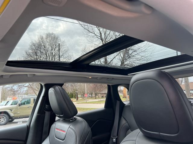 Used 2022 Jeep Cherokee Trailhawk w/ Trailhawk Elite Value Package image 10