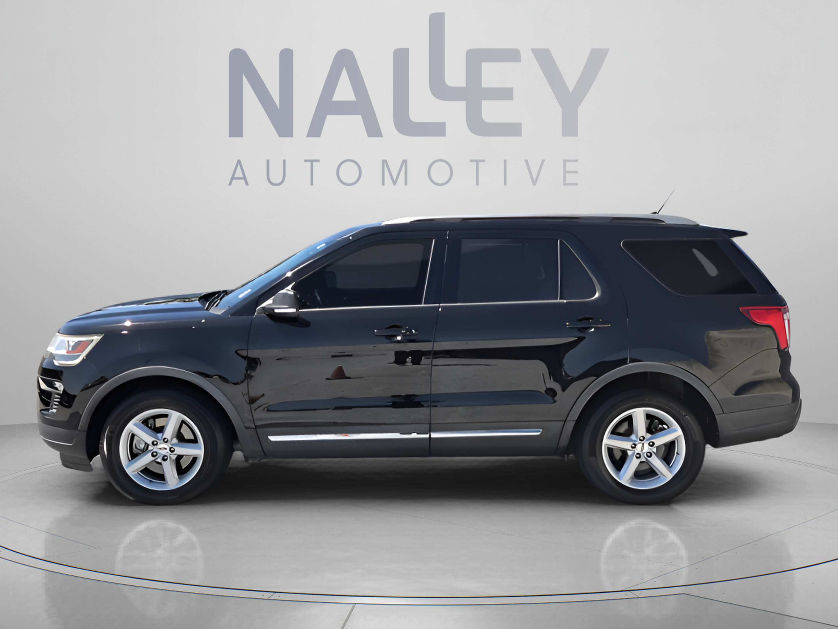 Used 2019 Ford Explorer XLT w/ Equipment Group 202A FWD image 2