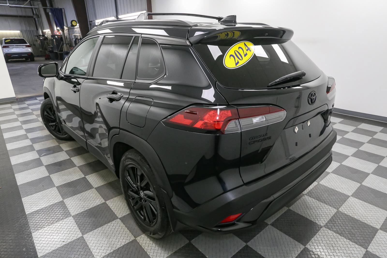 Used 2024 Toyota Corolla Cross AWD Hybrid image 9