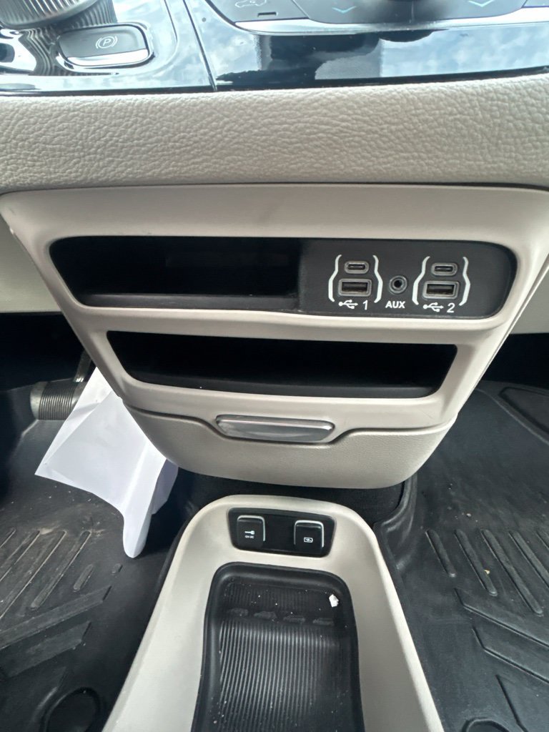 Used 2021 Chrysler Pacifica Touring-L FWD image 17
