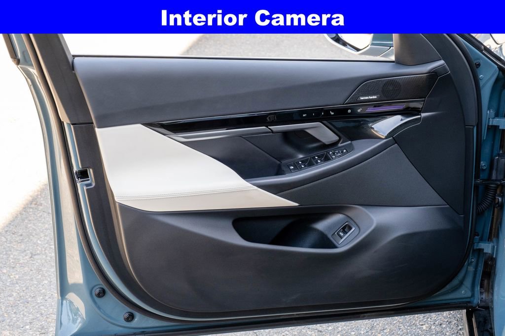 Used 2025 BMW 530i xDrive w/ Premium Package image 11