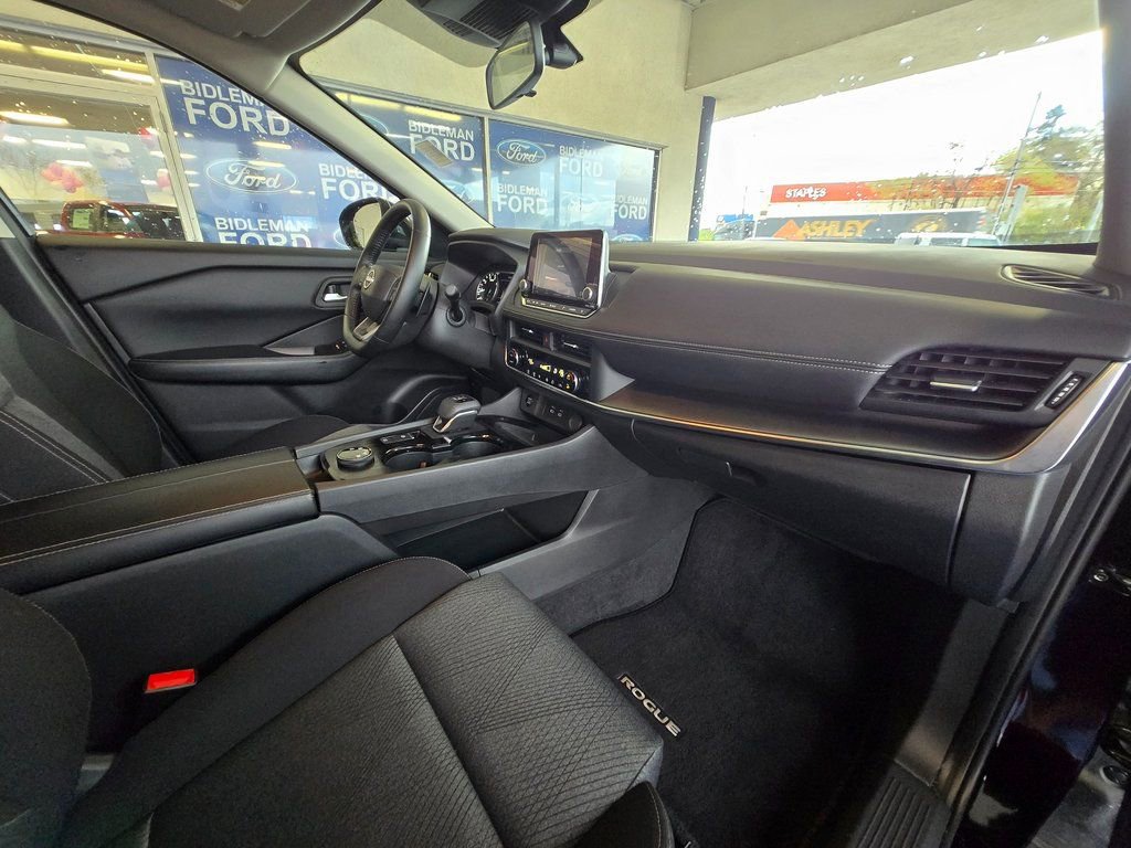Used 2025 Nissan Rogue SV image 28