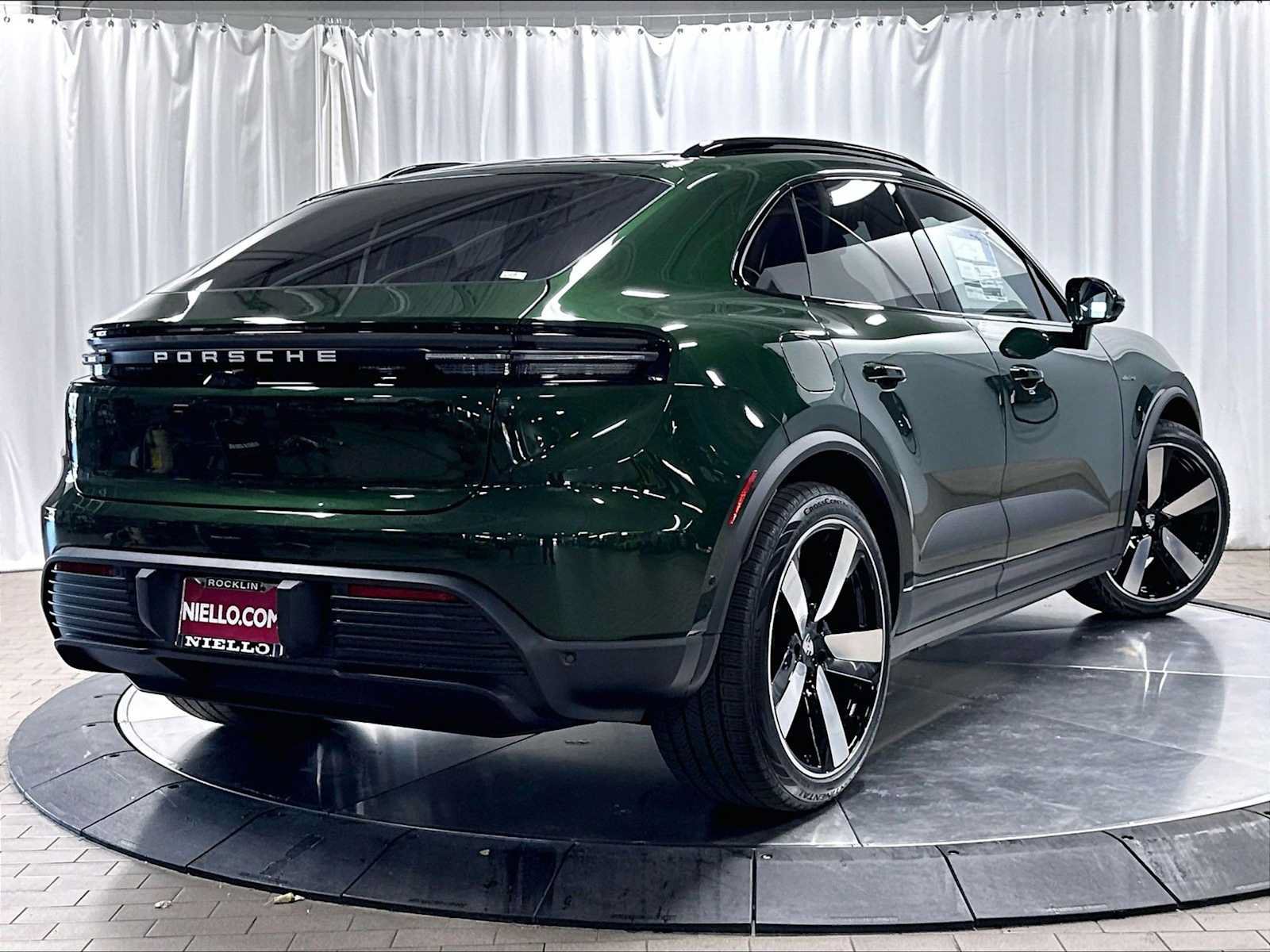 Used 2026 Porsche Macan 4 Electric AWD/4WD image 9