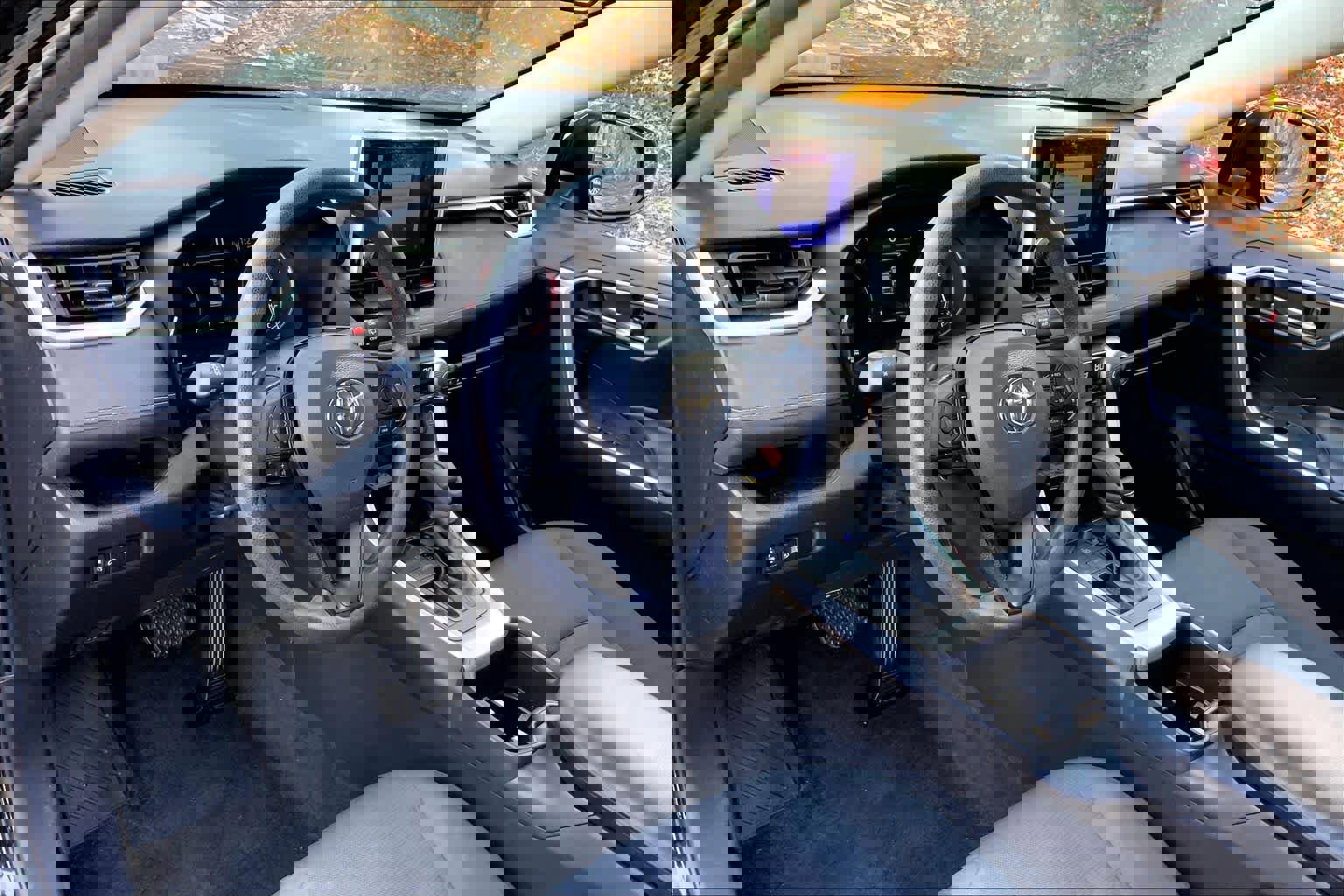 Used 2023 Toyota RAV4 XLE image 17